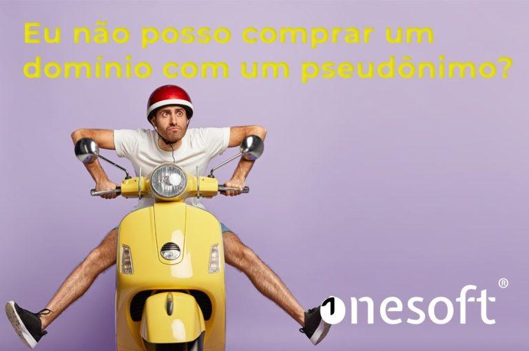Homem com capacete vermelho e camiseta branca em cima de uma scooter amarela com as pernas abertas, com fundo lilás e o texto amarelo 'Eu não posso comprar um domínio com um pseudônimo?' e logo 'onesoft' branco no canto inferior direito.